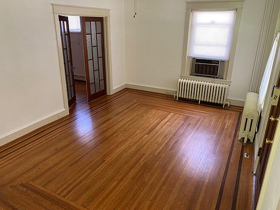 Livingroom with hardwood flooring