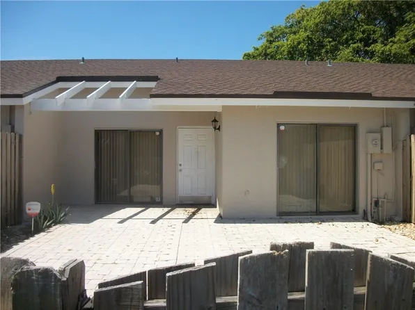 4953 E Lakes Dr, Pompano Beach, FL 33064
