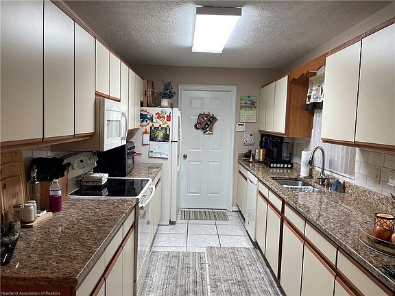 3rd image of 405 Lemans Dr