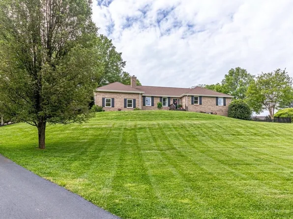 7203 Manor House Dr, Warrenton, VA 20187