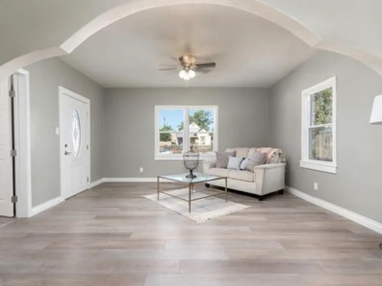 1012 E Abriendo Ave — Photo 4