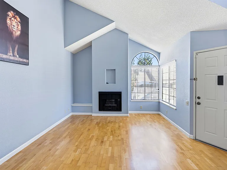 La Salle Ave — Photo 1