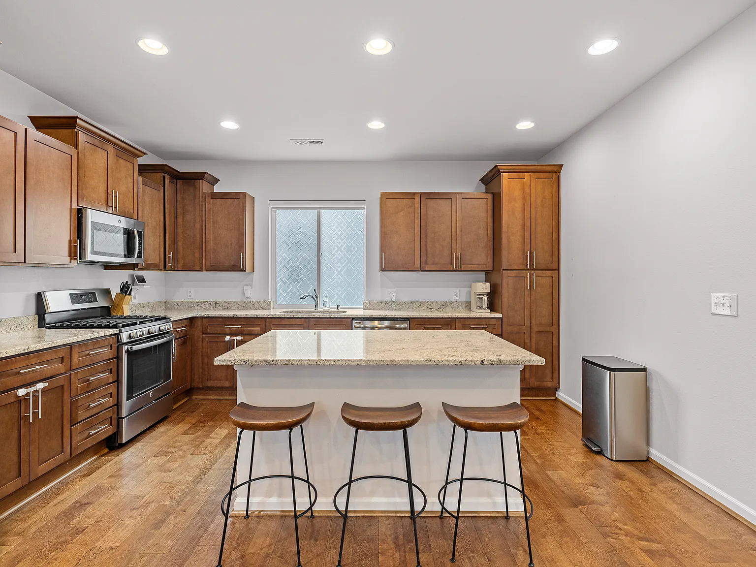 3 bed, 2.5 bath, 3049 sqft, $3,400 — Photo 4