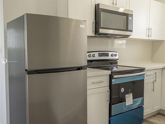 4th image of 825 NE 6th St #4