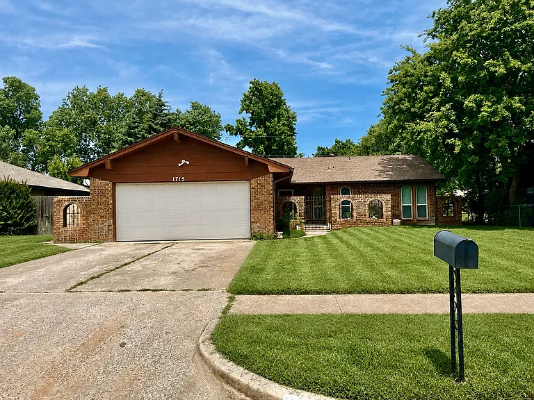 1715 Lancaster Cir — Photo 1