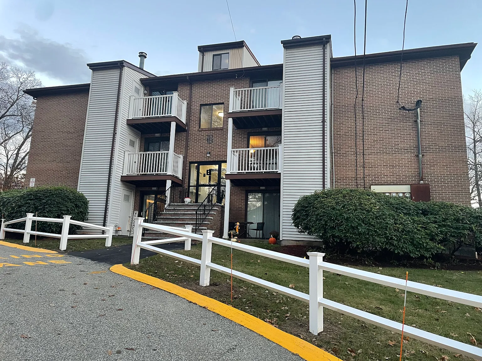 2 bed, 970 sqft, $2,400 — Photo 1