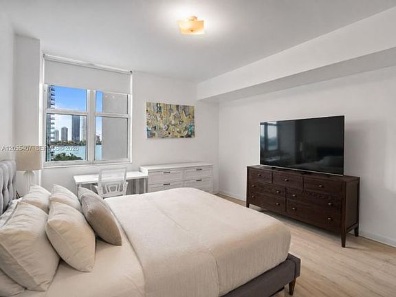 4th image of 3330 NE 190th St APT 1010