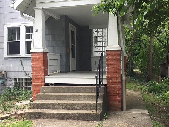 211 E Como Ave