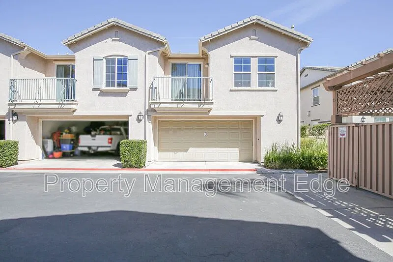 2 bed, 2.0 bath, 1056 sqft, $2,395 — Photo 4