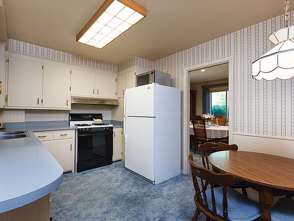 Kitchen with appliances 