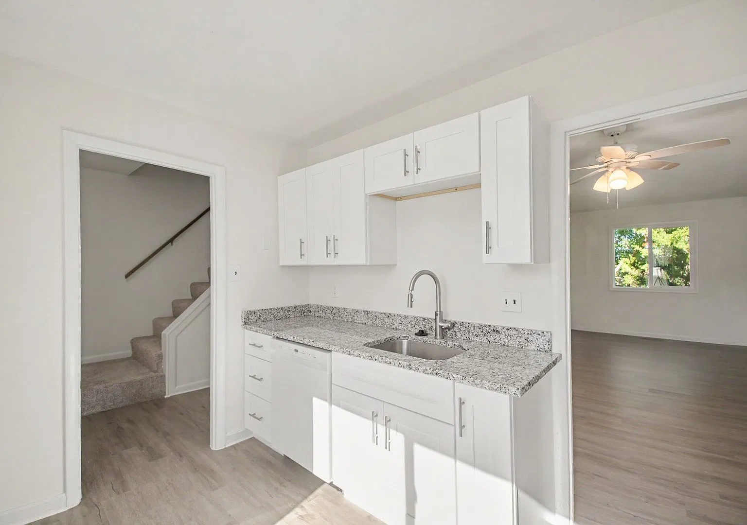 Remodeled Three level Town home — Photo 4