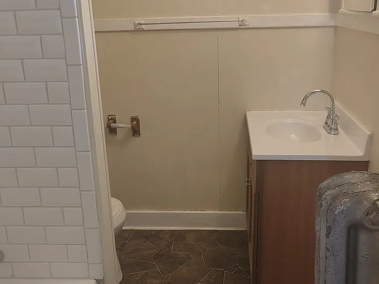 1062 Broadway Ave NW — Photo 10