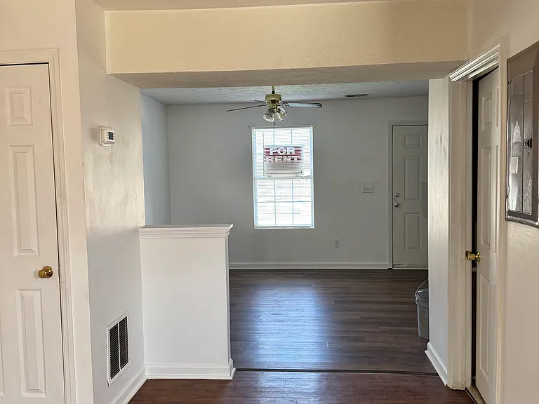 910 Weeping Willow Dr #5 — Photo 1