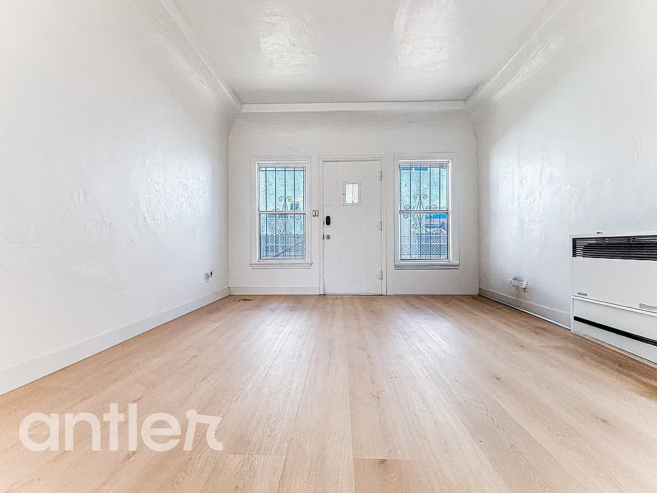 928 1/2 W 78th St #M1