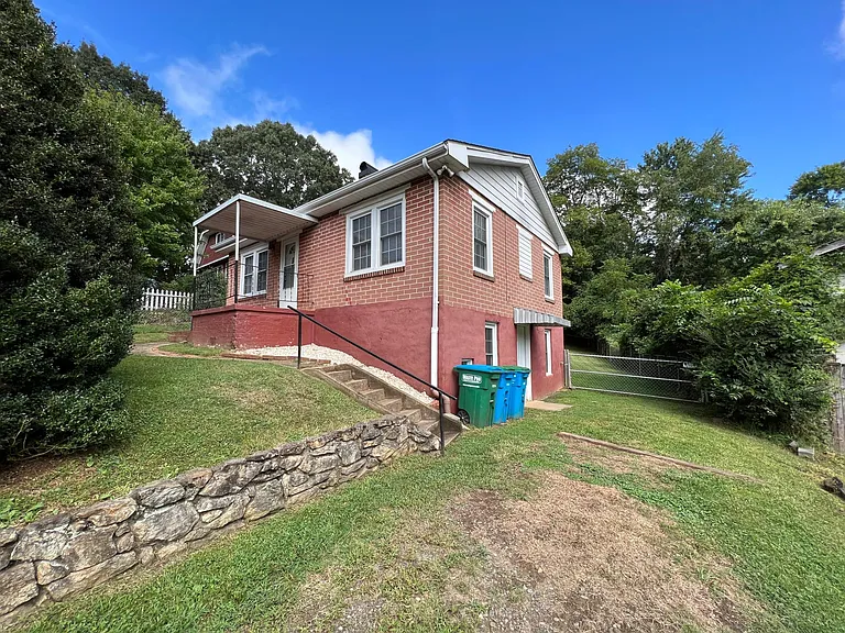 597 Emma Rd — Photo 10