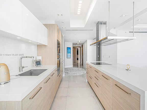 3rd image of 17111 Biscayne Blvd Unit 309