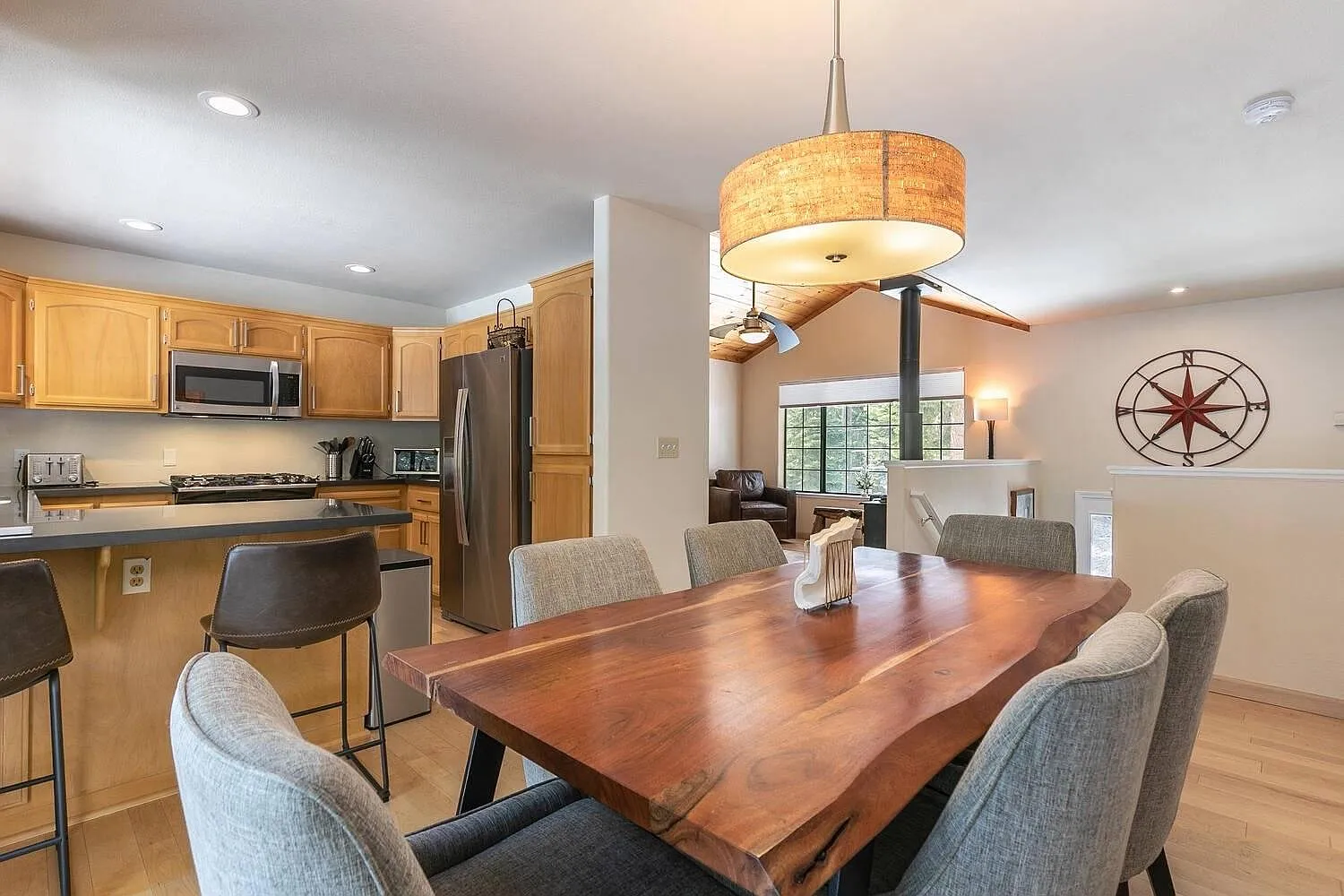 3 bed, 2.5 bath, 1702 sqft, $6,000 — Photo 1