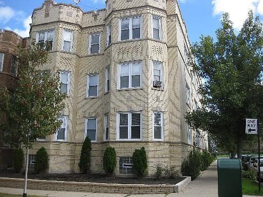 1st image of 2414 W Catalpa Ave APT 3
