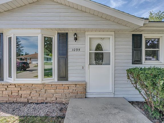 3rd image of 1095 Meadow Ln