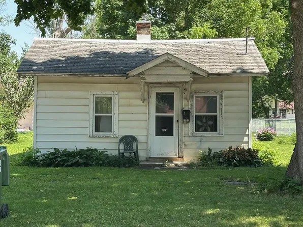 1104 Freeman St, Charles City, IA 50616