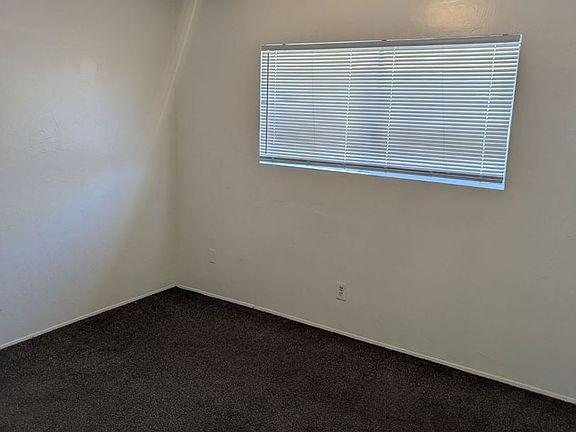 5th image of 2208 Courtleigh Dr APT B
