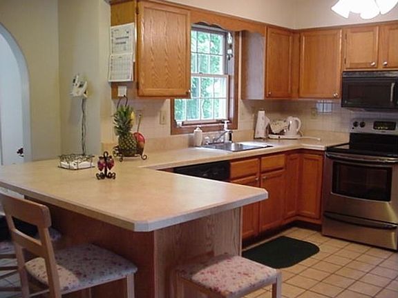 4th image of 6 Queensbury Ct