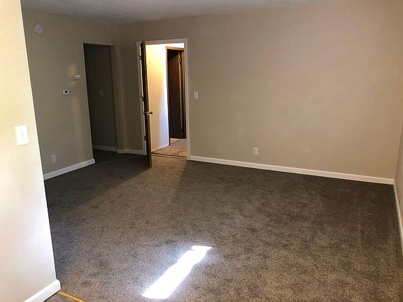 4th image of 305 W Cruger Ave #4