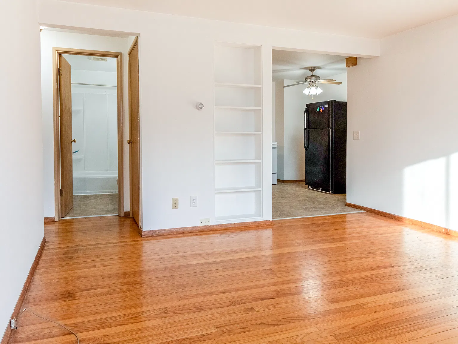2 bed, 1000 sqft, $1,299 — Photo 4