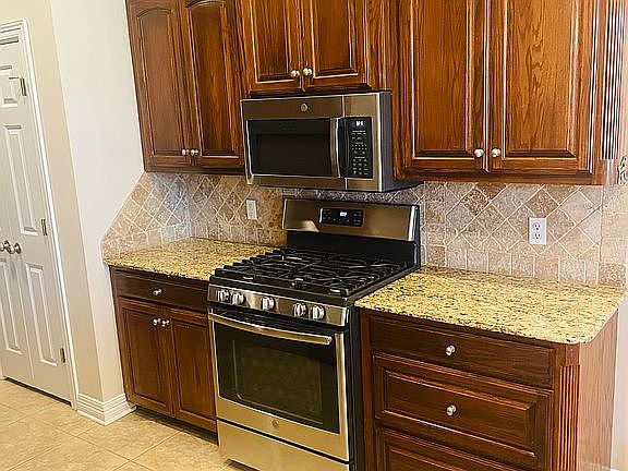 3rd image of 502 Pebble Dr