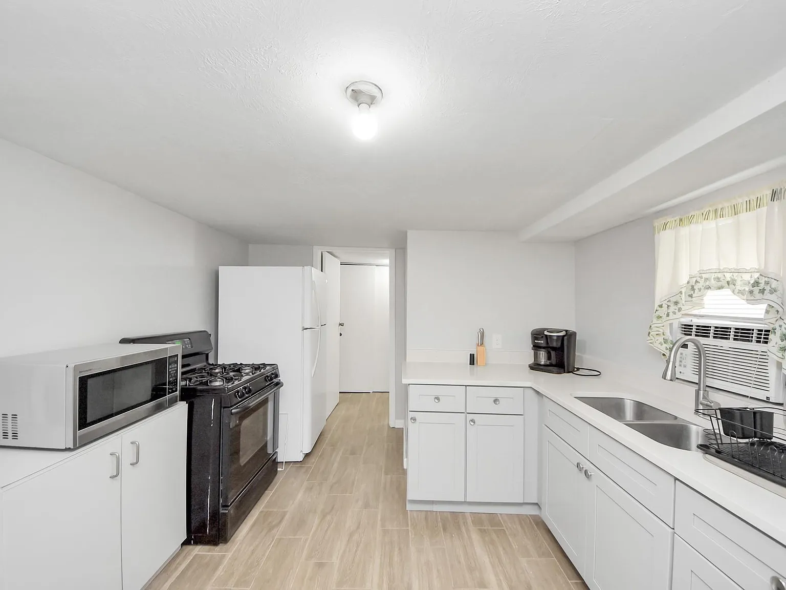 2 bed, 1.0 bath, 450 sqft, $1,700 — Photo 4