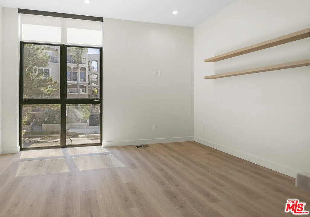 3 bed, 3.0 bath, 1500 sqft, $8,500 — Photo 3