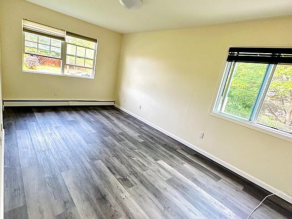 5th image of 2398 Walnut Ave