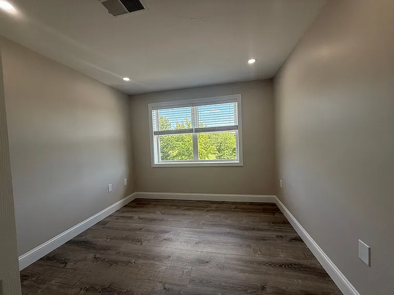 Pondsview Apartments — Photo 58