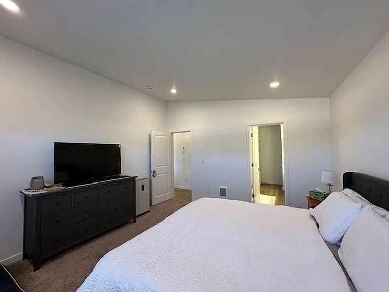 710 NE Rickenbacker Rd — Photo 10