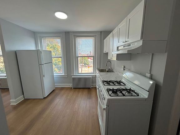 3rd image of 40 Pearl St APT 7