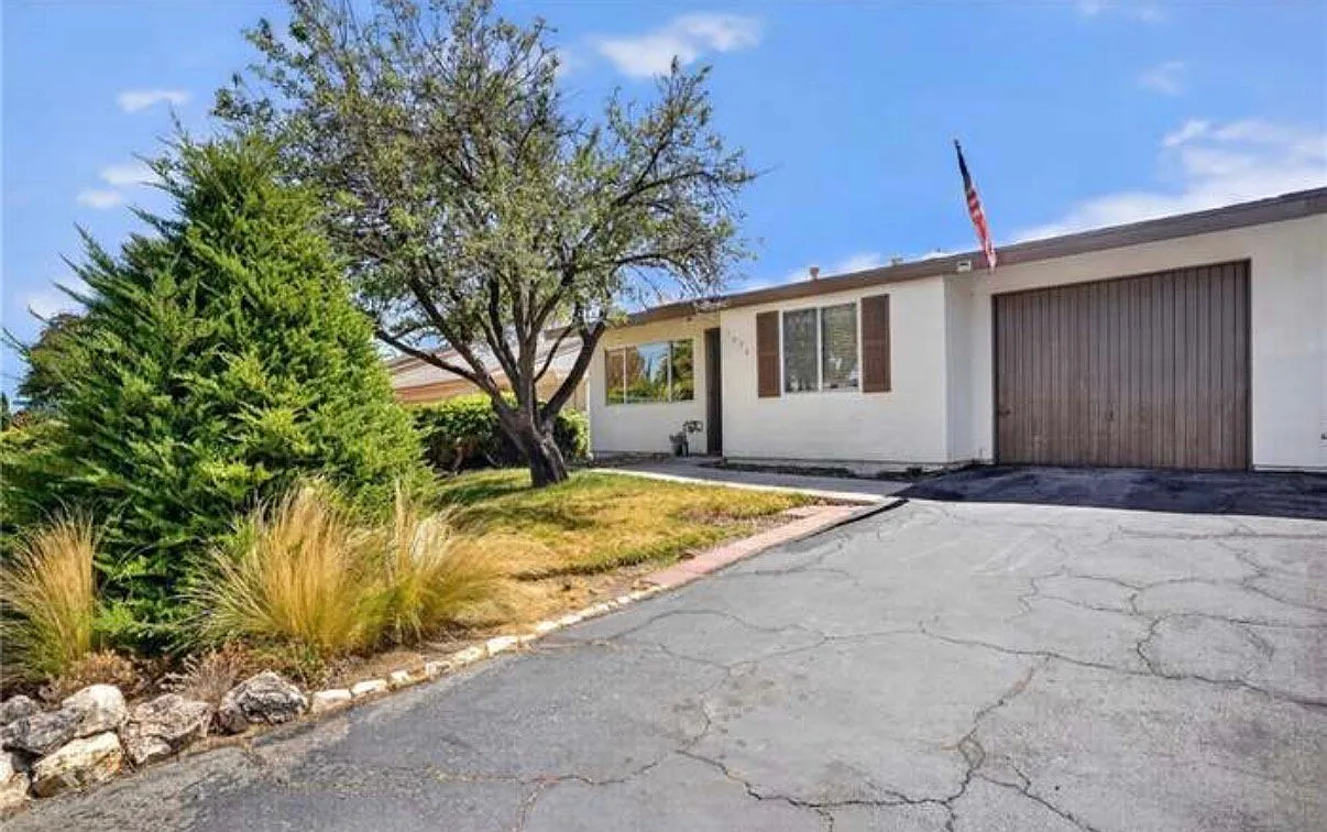 Beautifully updated home with a large fenced backyard, new roof, flooring & fresh interior paint. — Photo 1