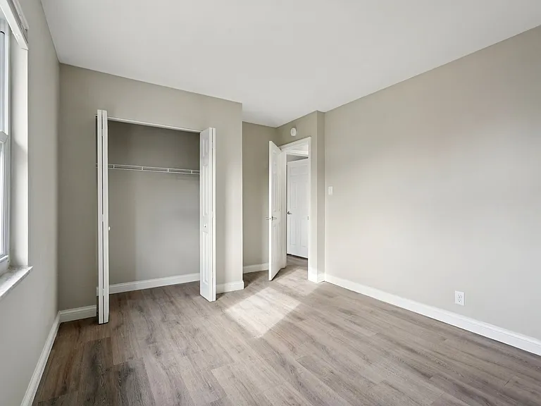 Charleston Square Apartments — Photo 38