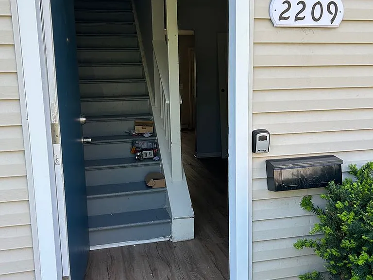 2209 Clarendon Ln — Photo 1