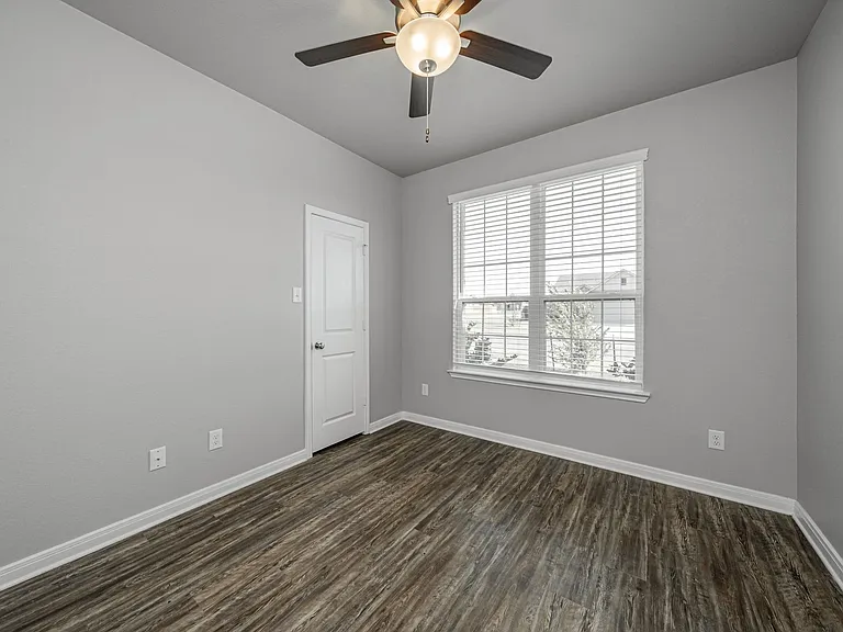 1368 Kingsgate Dr — Photo 30