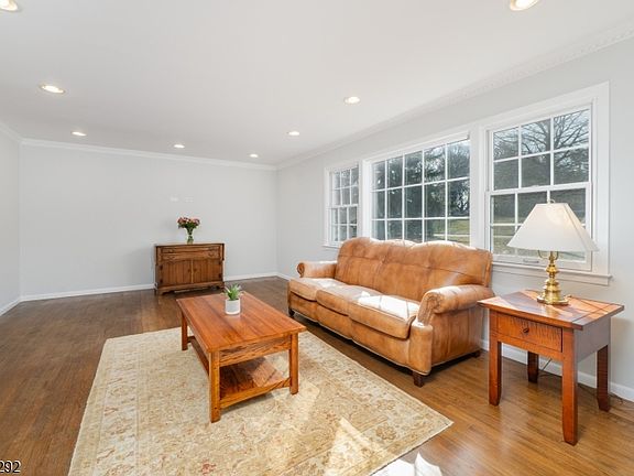 5th image of 32 Deerfield Rd