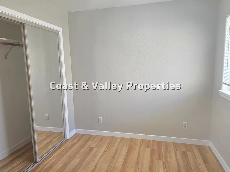 335 Soledad St — Photo 5