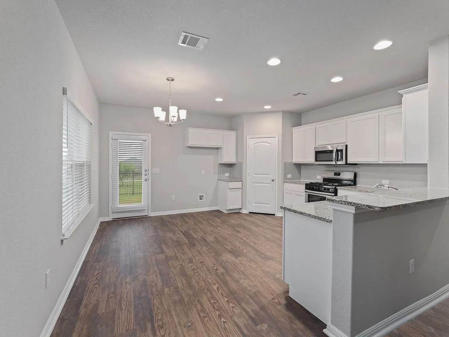 4 bed, 2.5 bath, 2207 sqft, $2,195 — Photo 4