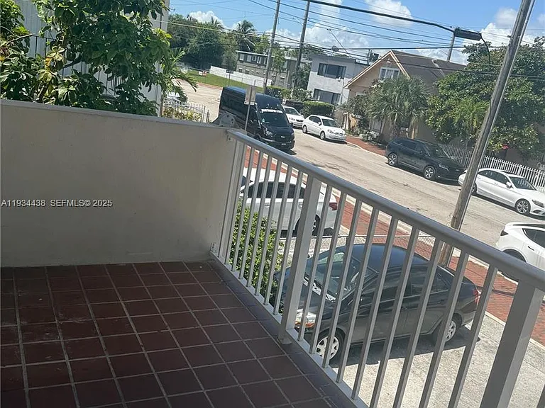 621 SW 15th Ave #4 — Photo 9