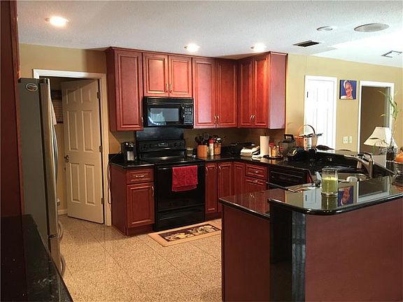 4th image of 3801 Cliffdale Dr