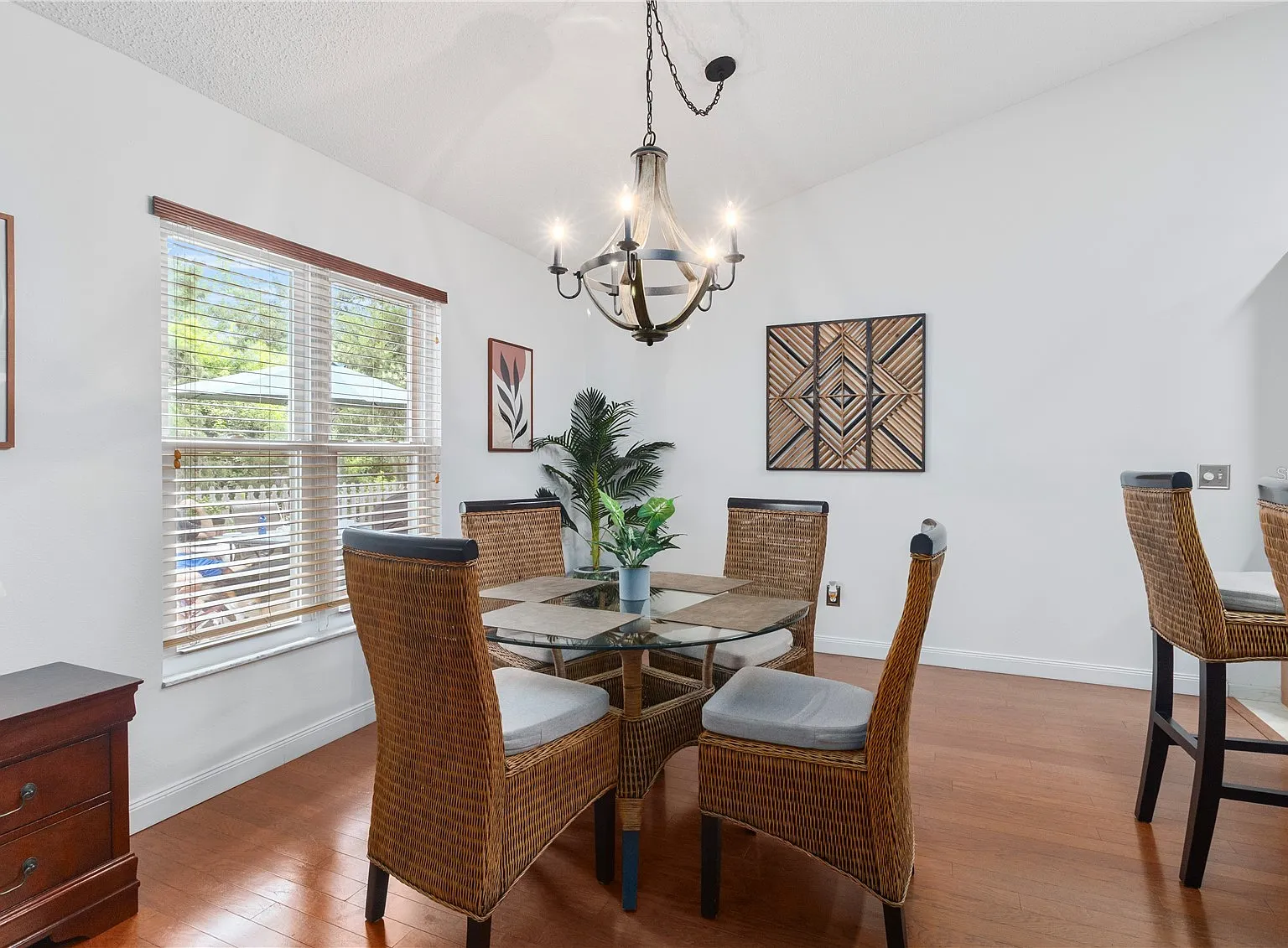3 bed, 1928 sqft, $2,600 — Photo 2