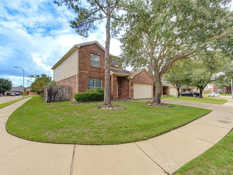 1903 Hampton Lakes Ct — Photo 2