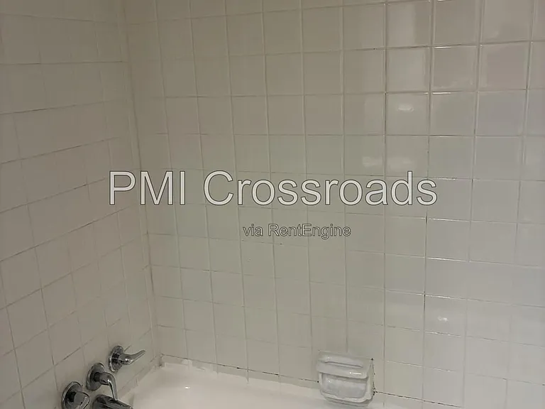 Riviera Manor — Photo 15