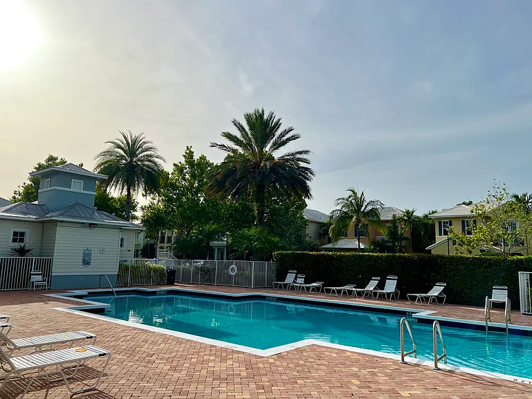 146 W Thatch Palm Cir — Photo 18