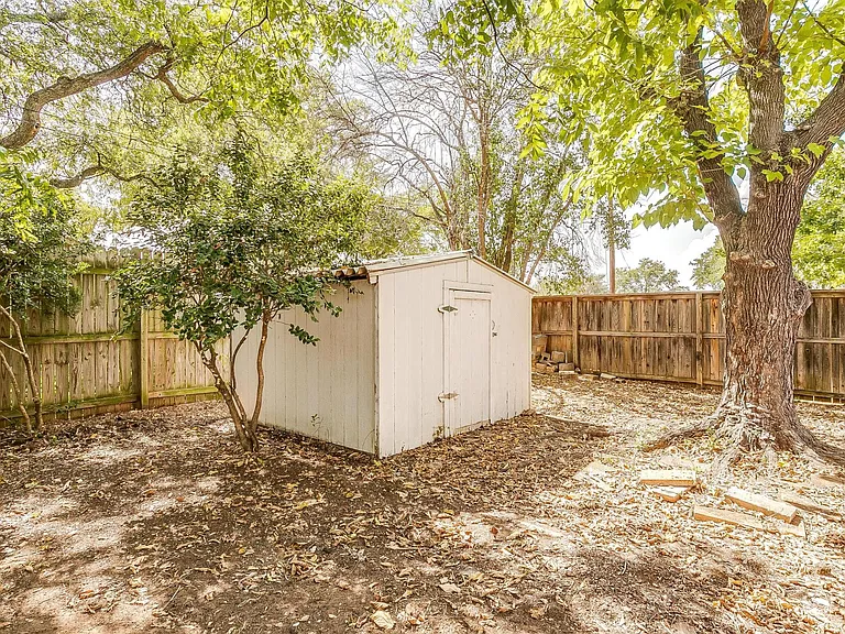 802 Sutton Ct — Photo 38