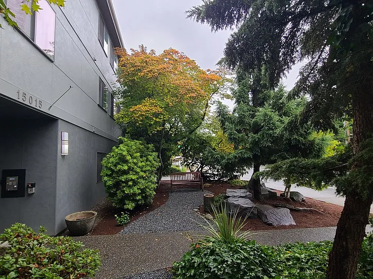 15015 Shoreline Apartments — Photo 3